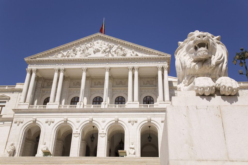Löwen-Statue vor dem portugiesischen Parlamentsgebäude