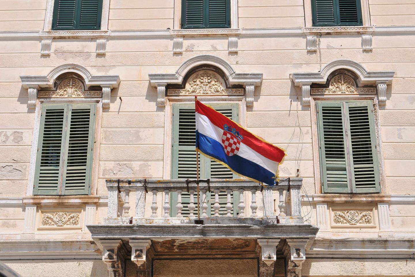 Eine kroatische Flagge weht vor einem Regierungsgebäude