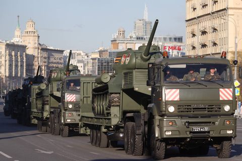Kamaz-Lkw transportieren russische Panzer durch Moskau