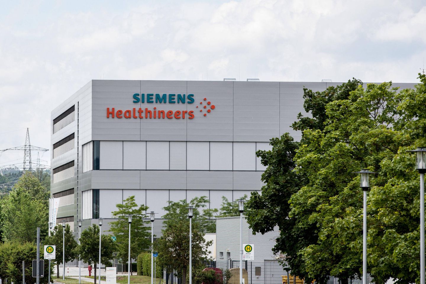 Siemens Healthineers hat sich das Statement „Wir leisten Pionierarbeit im Gesundheitswesen. Für jeden Menschen. Überall.“ gegeben.