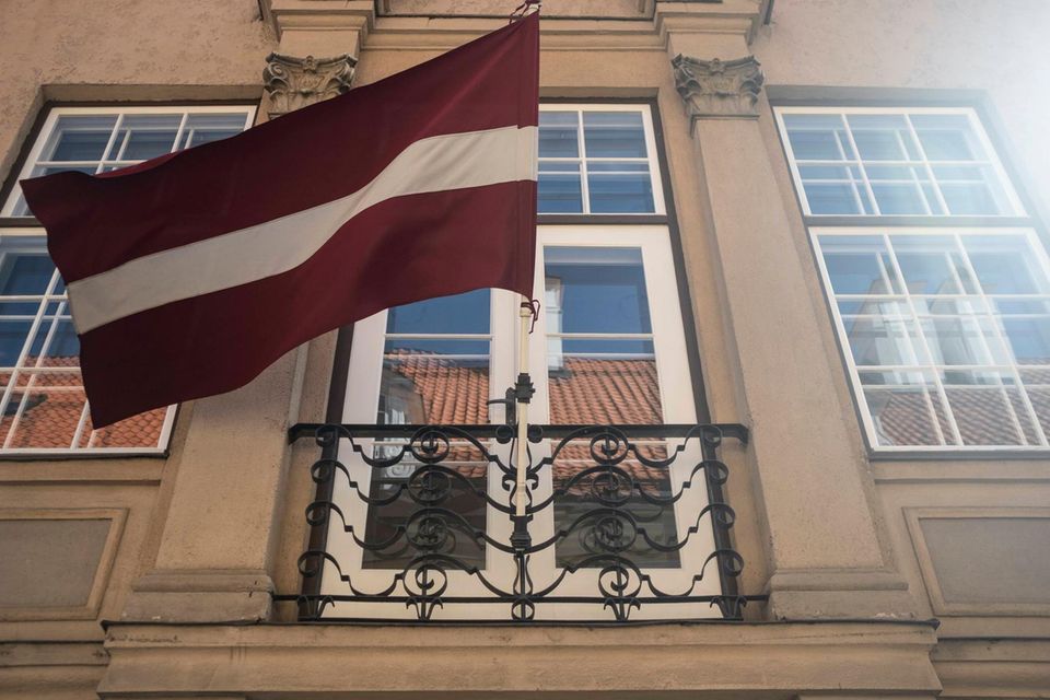 In der Europäischen Union waren im ersten Quartal 2022 im Schnitt 2,9 Prozent der offenen Stellen unbesetzt. Das waren fast 50 Prozent mehr als im Vorjahreszeitraum (2,0 Prozent). Zehn Länder lagen laut der Statistikbehörde Eurostat über diesem Mittelwert. Den Anfang machte Lettland mit 3,1 Prozent. Im ersten Quartal 2021 hatte das Land noch mit 2,3 Prozent den siebten Platz im Ranking belegt.