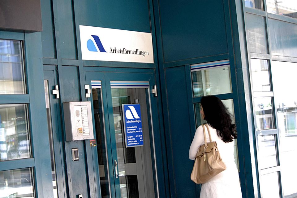 Auch in Schweden haben Unternehmen massive Probleme, Mitarbeiter zu finden. Der Anteil der unbesetzten Stellen stieg binnen eines Jahres um mehr als die Hälfte von 2,3 auf 3,6 Prozent. Im Euroraum lag die Rate leicht über dem EU-weiten Wert, nämlich bei 3,1 statt bei 2,9 Prozent.