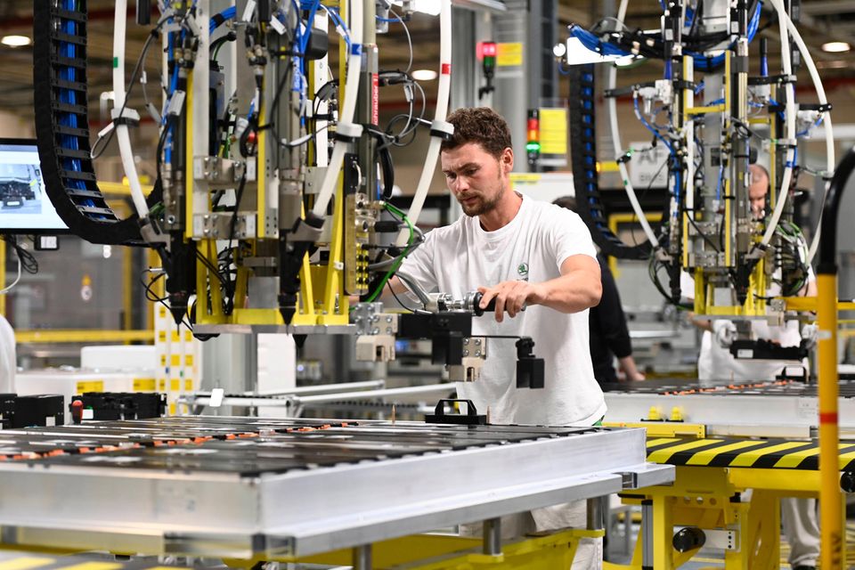 Tschechien war bei dem Negativtrend in der EU der Vorreiter. Anfang 2021 lag die Quote der unbesetzten Stellen dort bereits bei 5,0 Prozent. Damals waren die übrigen EU-Länder weit von einer solchen Misere entfernt. Mittlerweile haben sie „aufgeholt“. Tschechien blieb mit einem leichten Anstieg auf 5,3 Prozent aber der traurige Spitzenreiter. Die Quote unbesetzter Stellen war fast siebenmal so hoch wie beim Schlusslicht der Statistik, Griechenland. Dort waren im ersten Quartal 2022 nur 0,8 Prozent der Stellen offen.
