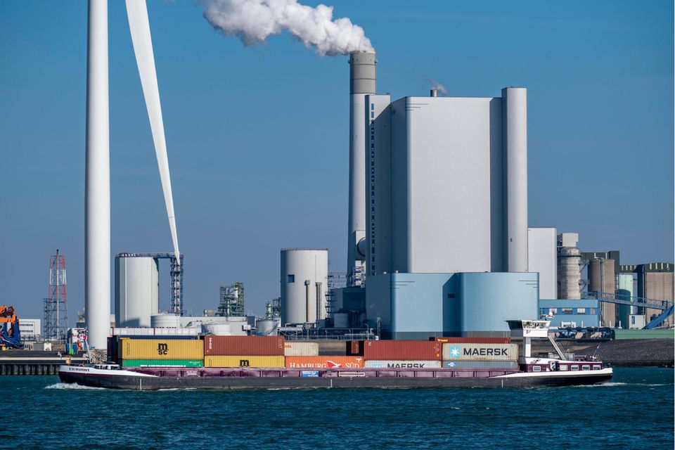 Der Mangel an Mitarbeitern setzt den Unternehmen in den Niederlanden aktuell besonders stark zu. Sie hatten im ersten Quartal 2021 mit 3,0 Prozent noch auf Platz drei gelegen. Der steile Anstieg auf 4,9 Prozent ein Jahr später aber bedeutete Rang zwei. Dänemark, Frankreich und Italien wurden in der Statistik nicht berücksichtigt, da die Daten laut Eurostat nicht vollständig vergleichbar sind. So wurden dort bei der Erhebung teilweise keine öffentlichen Institutionen berücksichtigt.