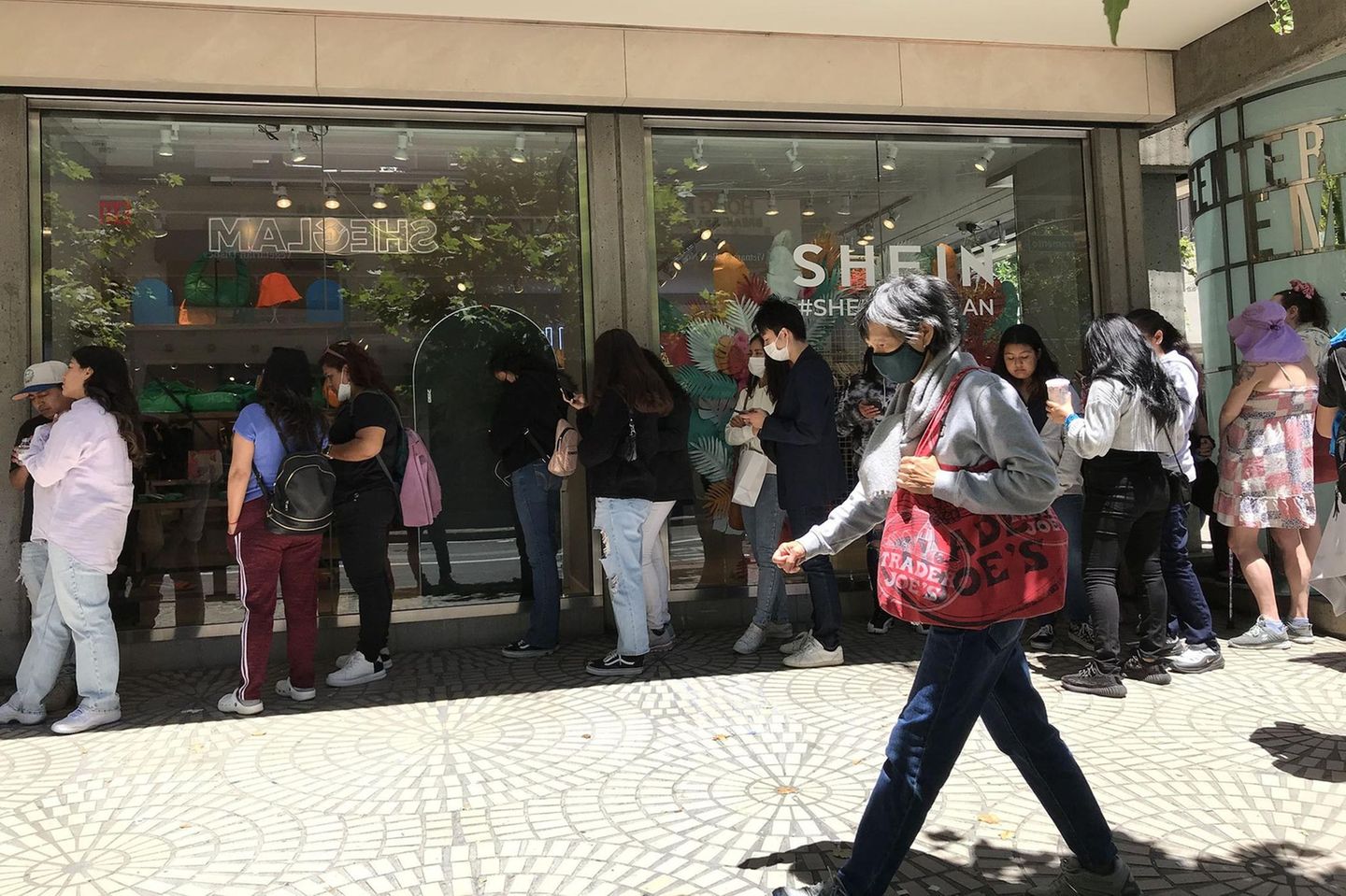 Kunden stehen vor einem Shein-Pop-up-Laden in San Francisco Schlange