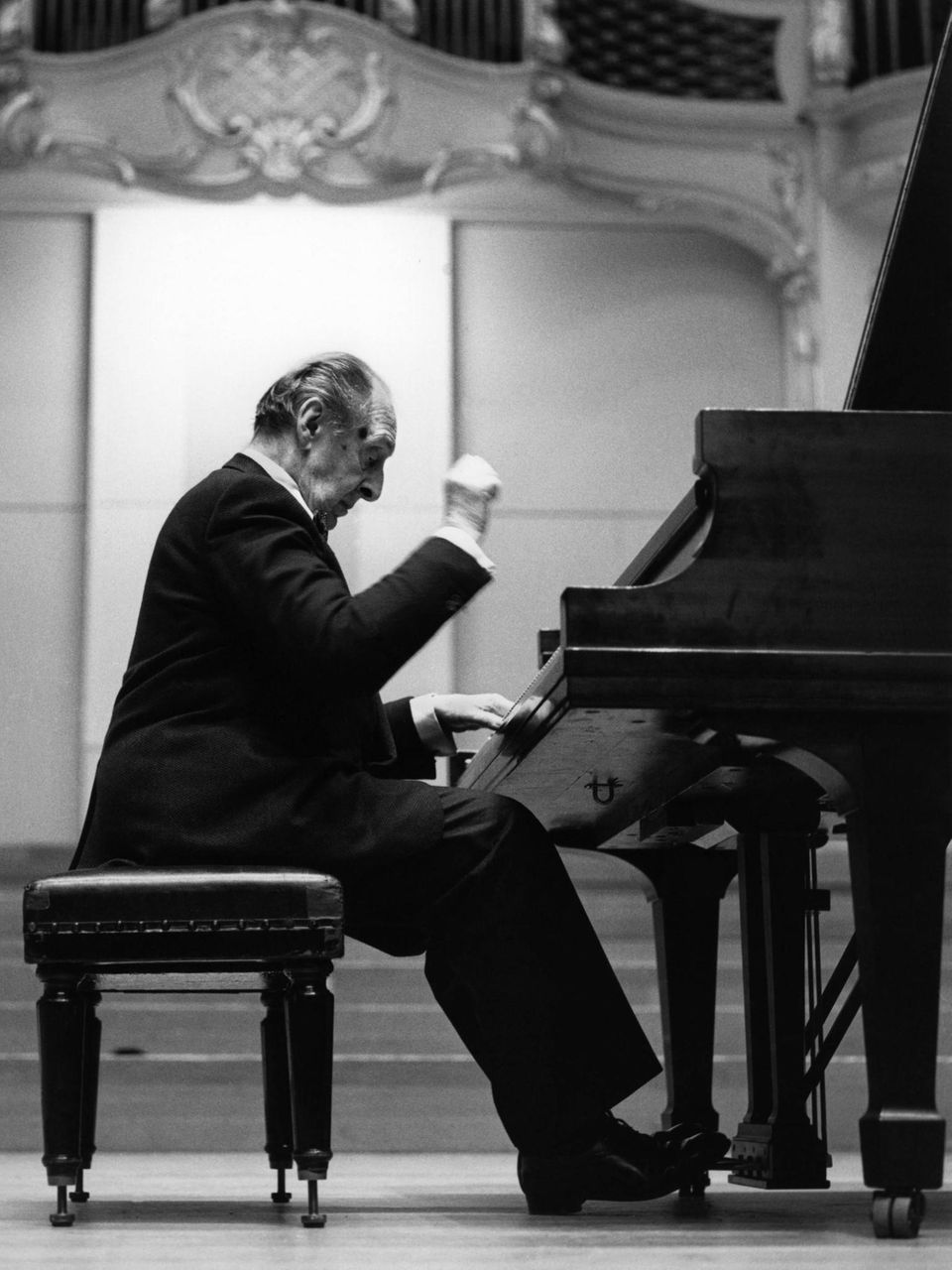 Wladimir Horowitz spielt auf dem Piano