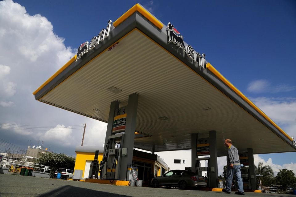 Noch günstiger war Tanken laut Aral auf Zypern. Dort zahlten Verbraucher im Schnitt 1,801 Euro für einen Liter Eurosuper. Ohne Steuern wären es 1,144 Euro gewesen.