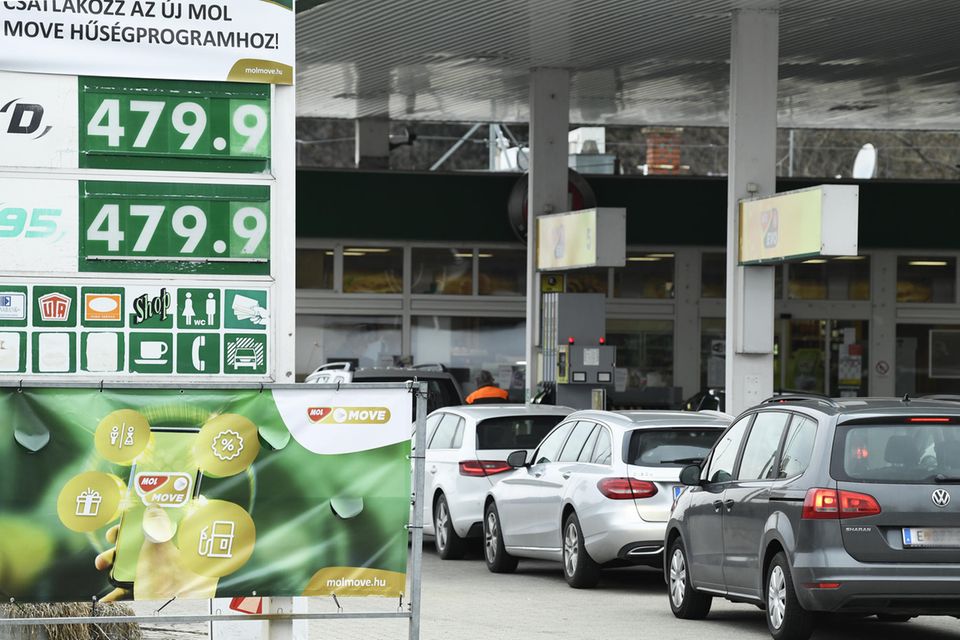 Am billigsten tankten EU-Bürger im Sommer 2022 in Ungarn. 1,227 Euro waren es laut Aral für einen Liter Eurosuper. Bei den Kosten ohne Steuern lag Ungarn mit 0,727 Euro direkt hinter Malta. Deutschland hätte auf dieser Rangliste mit 1,974 Euro inklusive Steuern auf Platz elf gelegen.