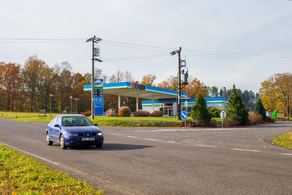 Neben den Preisen auf den Weltmärkten sind Steuern der entscheidende Faktor für die Benzinpreise. Bei den EU-Ländern mit den höchsten Kosten für Autofahrer wurde der Ursprungspreis durch die staatlichen Abgaben häufig nahezu verdoppelt. Die Länder dieser Rangliste hingegen erheben meist deutlich niedrigere Abgaben. Tschechien kam mit 1,934 Euro (ohne Steuern: 1,140 Euro) je Liter Eurosuper auf Platz neun der EU-Staaten mit den billigsten Benzinpreisen.