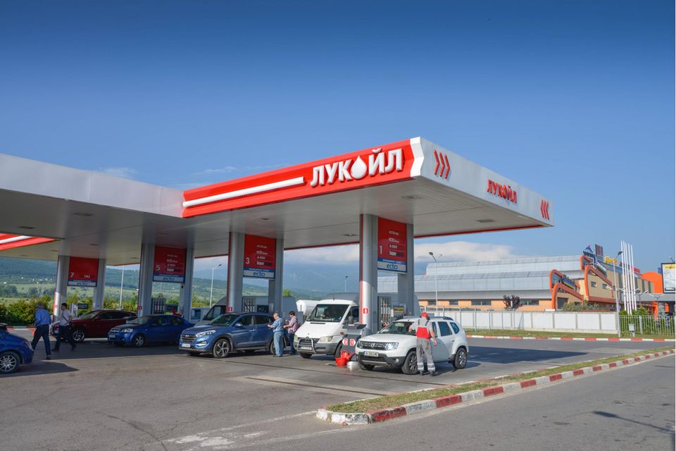 Bulgarien belegte mit einem durchschnittlichen Literpreis von 1,560 Euro für Benzin Platz drei der EU-Länder, in denen Tanken am billigsten ist. Die Benzinkosten ohne Steuern beliefen sich auf 1,046 Euro.