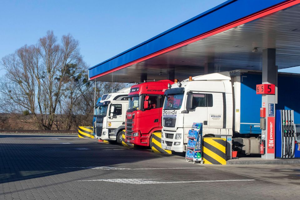 Auch fürs Tanken lohnt sich im deutsch-polnischen Grenzgebiet die Fahrt gen Osten. Gerade einmal 1,703 Euro kostete dort den Angaben zufolge am 22. Juni 2022 ein Liter Benzin. Das lag vor allem an den niedrigen Abgaben. Denn ohne Steuern hätten Verbraucher 1,237 Euro gezahlt. Das war der bislang höchste Preis in den Top 10.