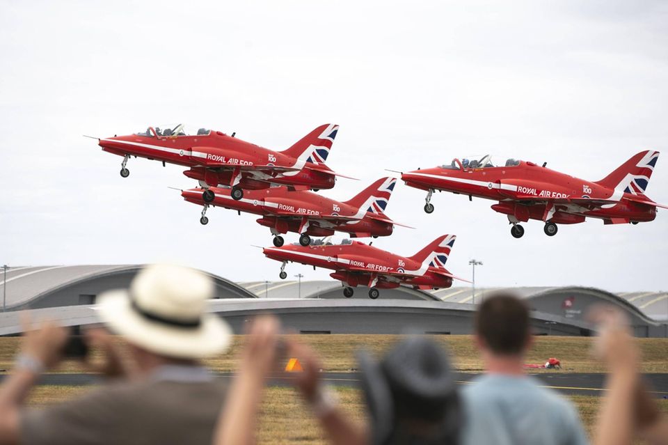 Die Red Arrows sind das Kunstflugteam der britischen Luftwaffe. Sie fliegen traditionell zur Eröffnung von Airshows auf der Insel – wie hier bei der Messe von Farnborough 2018.
