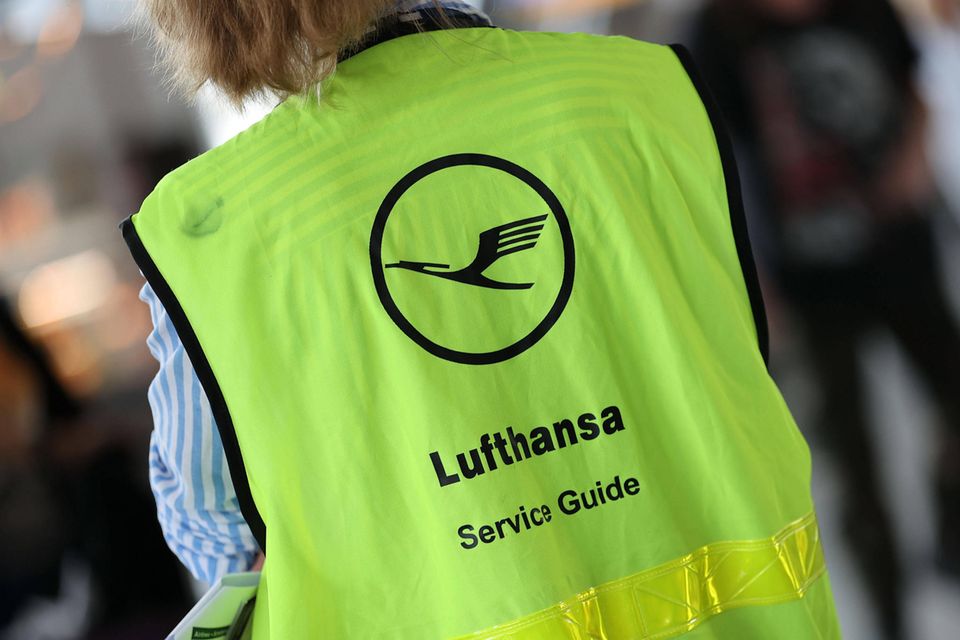 Symbolfoto: Lufthansa Service Guide am Flughafen
