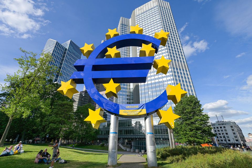 Das Euro-Zeichen vor der ehemaligen EZB-Zentrale in Frankfurt