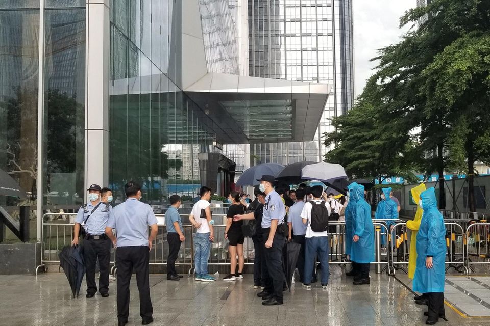 Polizeibeamte und Sicherheitspersonal im Hauptsitz der China Evergrande Group in Shenzhen im September 2021