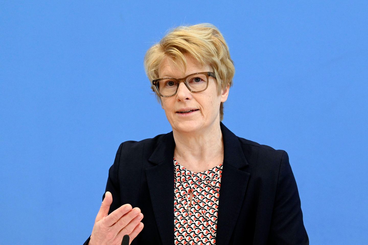 Veronika Grimm sprich bei der Bundespressekonferenz