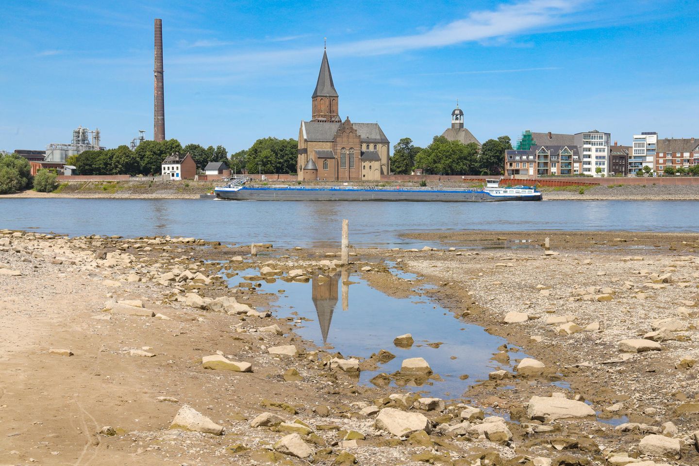 Die niedrigen Pegelstände am Rhein, wie hier in Emmerich, sorgen für Probleme bei Binnenschiffern