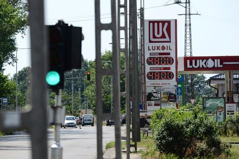 In Ungarn kostet ein Liter Benzin umgerechnet 1,23 Euro. Die Regierung hat den Preis festgelegt, nur die Menge wird immer weniger