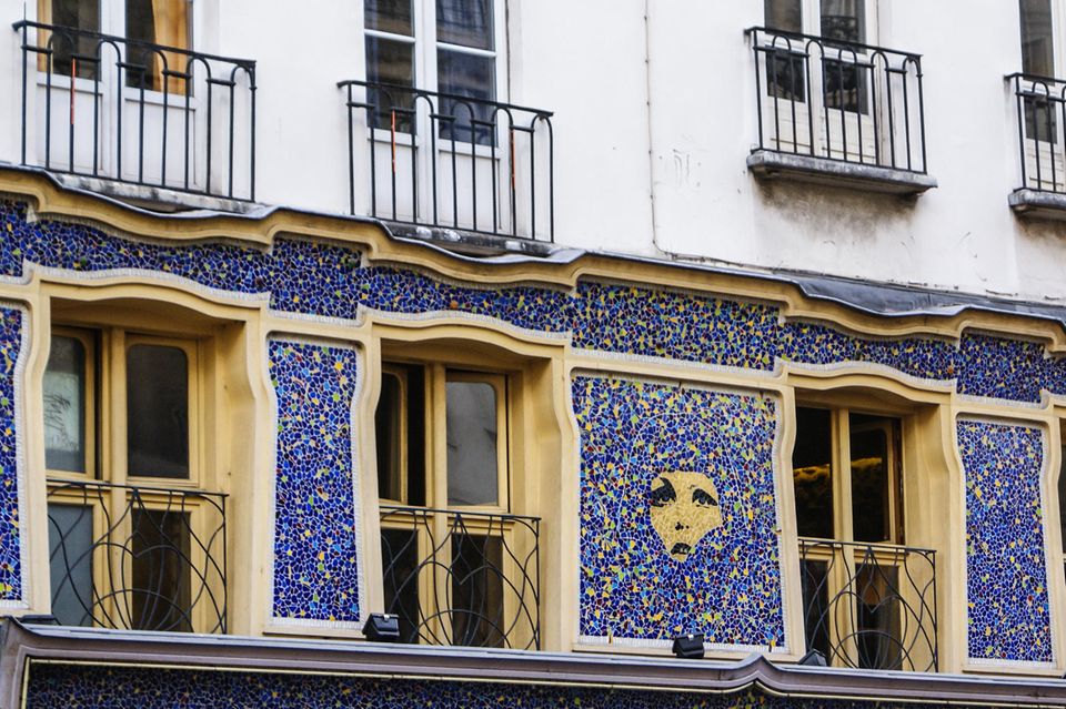 Mit Paris auf Platz fünf sind wir bereits bei Quadratmeterpreisen von 50 Euro angelangt. Typische Einzimmerwohnungen waren in der französischen Hauptstadt laut der Untersuchung gerade mal 26 Quadratmeter groß. Sie sind in historischen Gebäuden häufig unter dem Dach in den ehemaligen Dienstboten-Trakten zu finden. Dafür zahlten Mieter den Angaben zufolge stolze Preise von im Schnitt 1310 Euro je Apartment. Es ging in Europa allerdings noch teurer.