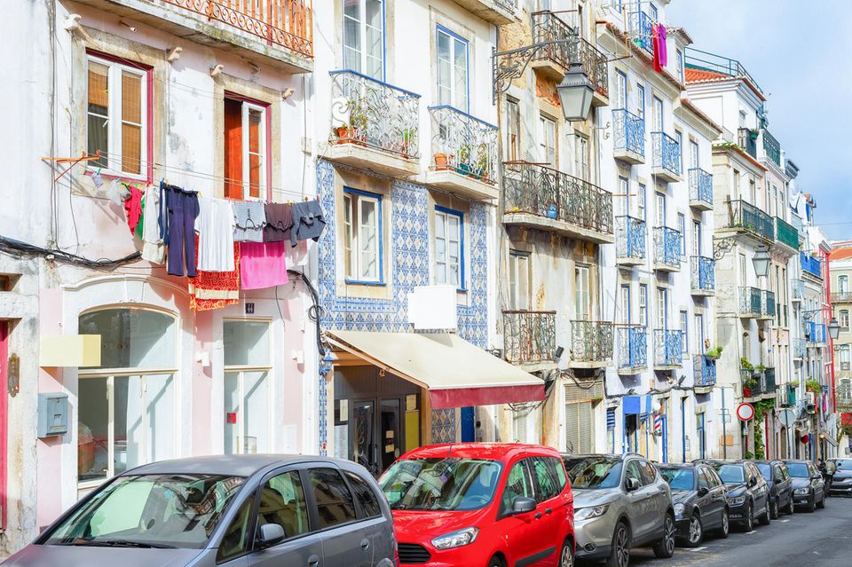 Lissabon konnte die teuren Mieten in Rom noch deutlich überbieten. Die Analyse kam beim Quadratmeterpreis auf einen Durchschnittswert von 27,58 Euro. Da die Wohnungen üblicherweise aber etwas kleiner ausfielen als in Rom (33 Quadratmeter), kam die Endmiete nahezu auf denselben Wert (910 Euro).