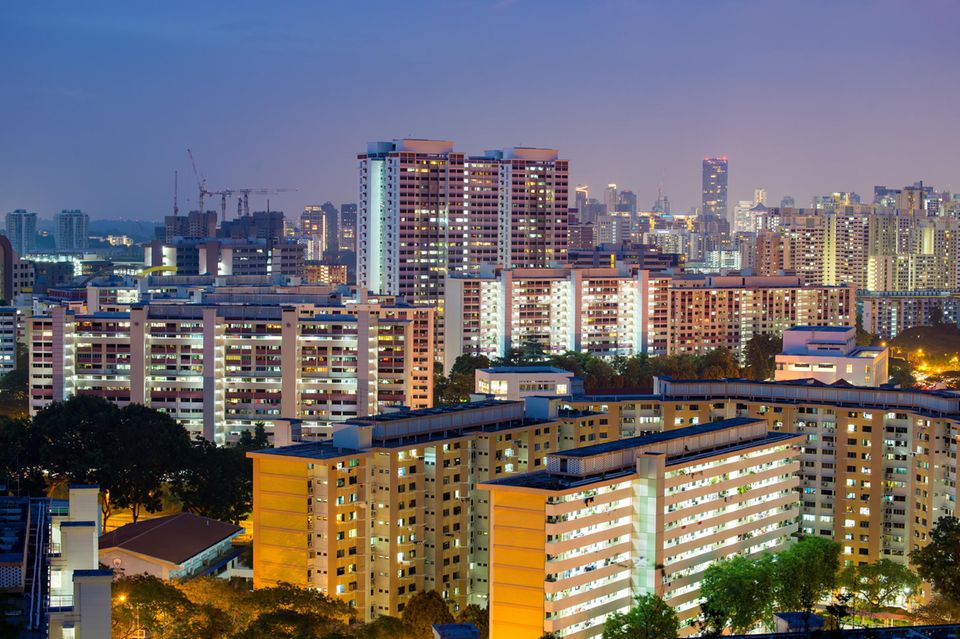 Zuvor aber belegte Singapur in dem Miet-Ranking Platz vier. Ein Quadratmeter in Studio-Apartments kostete demnach zuletzt im Schnitt 51,47 Euro. Das ergab bei einer durchschnittlichen Größe von 34 Quadratmetern eine Miete von 1750 Euro.