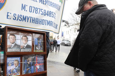 Bei Chelsea war der bisherige Clubbesitzer Roman Abramowitsch beliebt. Infolge der westlichen Sanktionen gegen ihn, trat der russische Oligarch seine Clubanteile gegen einen Kaufpreis von 2,5 Mrd. Pfund im Mai ab