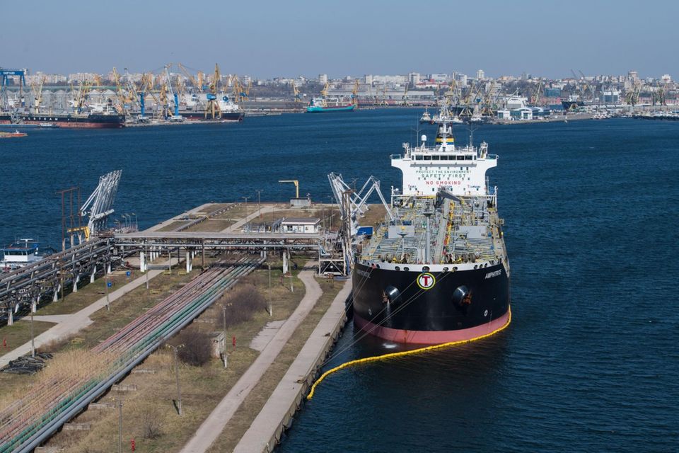 Ein Öltanker liegt in einem Hafen