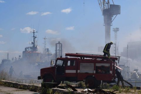 Szene auf dem Hafengeländer von Odessa nach einem russischen Angriffe auf vermteinliche Waffenlager.