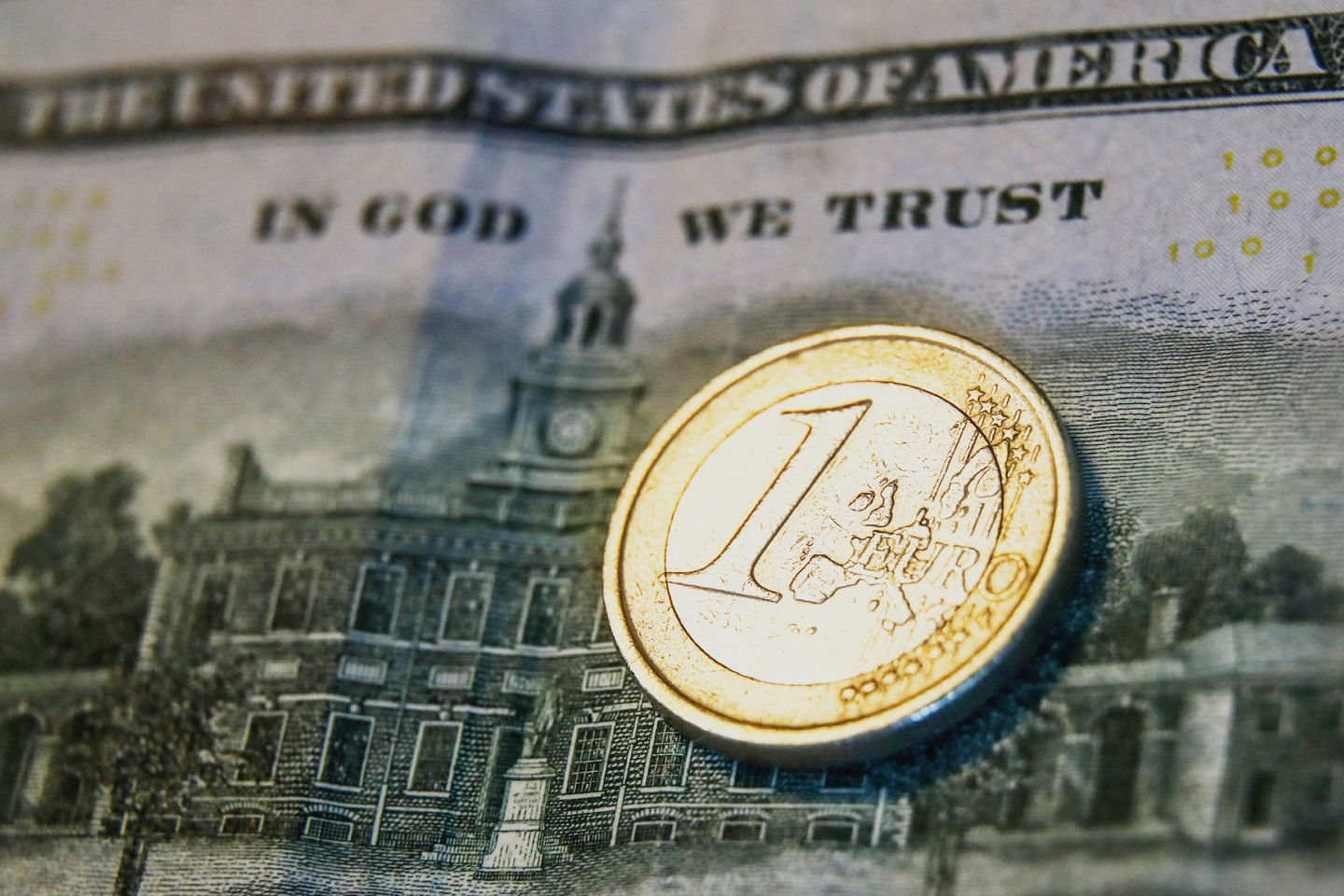Erstmals seit 20 Jahren liegen Euro und Dollar wieder gleichauf