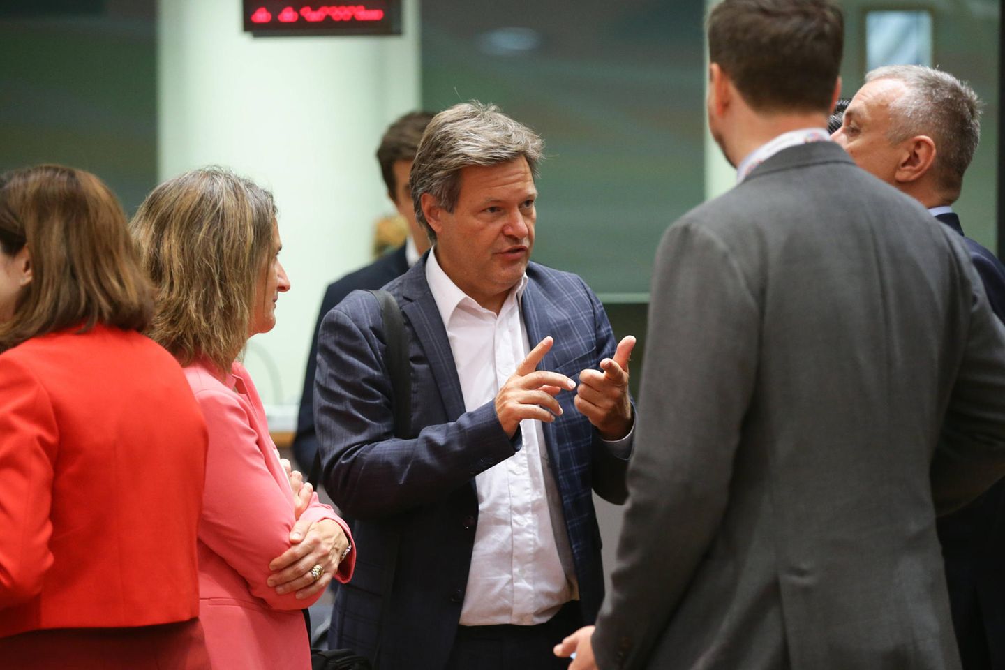 Der deutsche Wirtschaftsminister Robert Hobeck vor der entscheidenden EU-Ratssitzung zum Gas-Sparplan. Habeck bezeichnete das Ergebnis als ein „starkes Zeichen gegen alle Spötter und gegen alle Verächter“ der EU