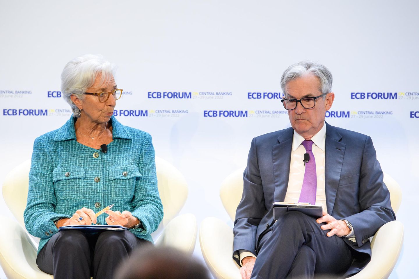 Christine Lagarde und Jerome Powell sitzen nebeneinander bei einer Konferenz der EZB