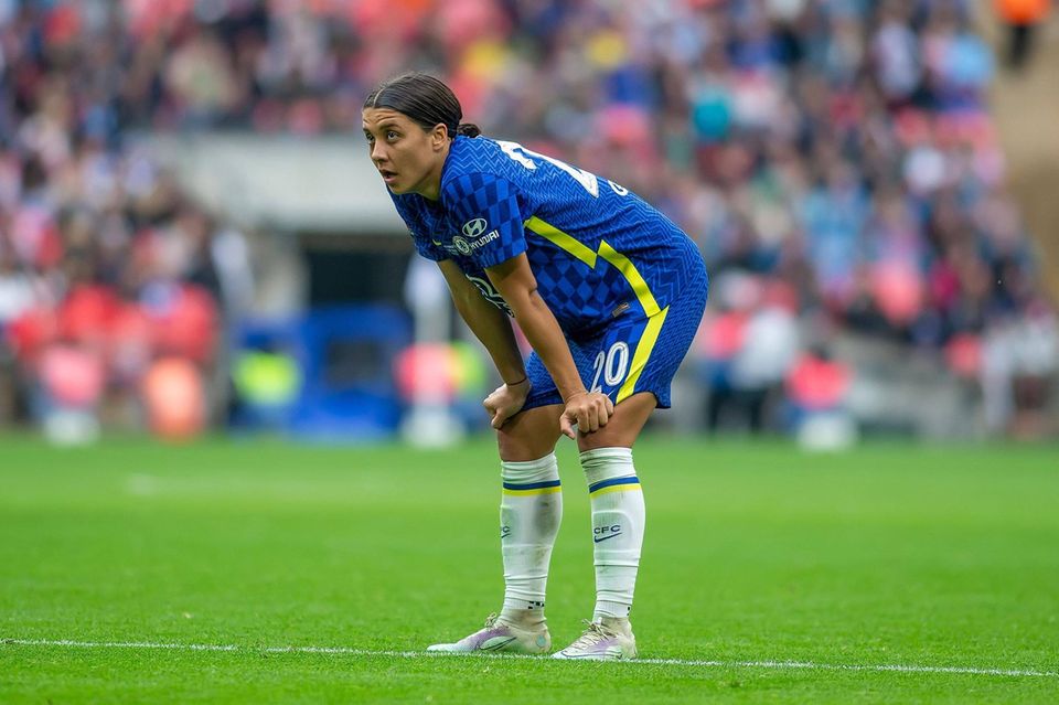 Die Fußballerin mit dem zweithöchsten Jahresgehalt war den Angaben zufolge zuletzt die Australierin Sam Kerr. Die Stürmerin steht seit 2019 beim FC Chelsea unter Vertrag und soll dort jährlich rund 500.000 Dollar verdienen.