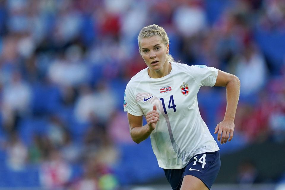 Die Mannschaft von Olympique Lyon dominiert die Top 10 der bestbezahlten Fußballerinnen der Welt. Auch die Nummer sechs, Ada Hegerberg, spielt bei dem französischen Club und erhält dort den Angaben zufolge jährlich 425.000 Dollar. Hinzu kommen unter anderem Einnahmen aus einem Werbevertrag mit Nike. Der wurde 2020 abgeschlossen, soll über mindestens zehn Jahre laufen und Hegerberg laut Medienberichten mehr als eine Million Euro einbringen.