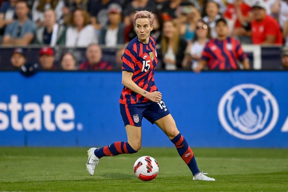Megan Rapinoe ist wohl die bekannteste Fußballerin der Vereinigten Staaten und hat wiederholt in der Öffentlichkeit gegen die ungleiche Bezahlung im US-Fußball gewettert. Sie war bislang zweifache Weltmeisterin, Olympiasiegerin und Weltfußballerin des Jahres. Rapinoe spielt aktuell als Stürmerin beim Verein OL Reign aus Tacoma bei Seattle.