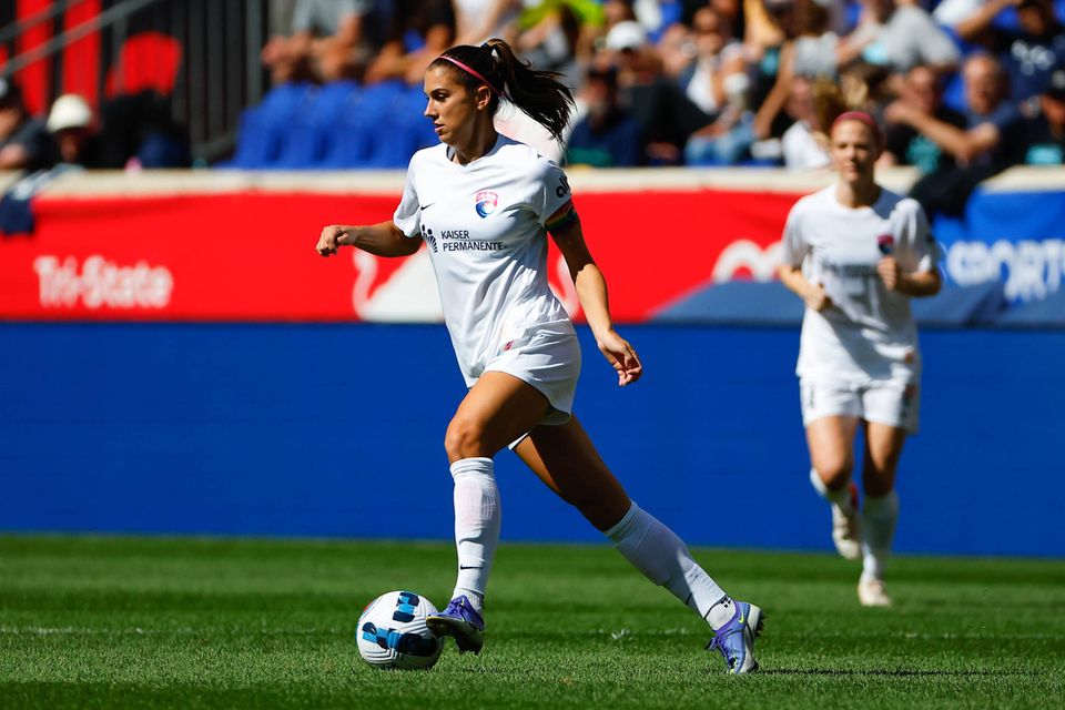Alex Morgan ist laut den Rankings die Fußballerin mit dem dritthöchsten Jahresgehalt weltweit. Die US-Nationalspielerin war 2020 zum englischen Verein Tottenham Hotspur gewechselt. Morgan blieb aber nur kurz in der englischen Liga. Nach einer Zwischenstation bei ihrem alten Verein Orlando Pride spielt sie seit 2022 bei San Diego Wave. Sie bessert sich das Jahresgehalt von angeblich 450.000 Dollar mit diversen Werbeverträgen auf, unter anderem mit Nike und Coca-Cola.