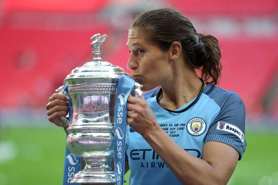 Die bestbezahlte Fußballerin der Welt war den Angaben zufolge 2021 Carli Lloyd. Die Athletin spielte seit 2005 in der US-Nationalmannschaft und hat dort mehr als 300 Spiele absolviert und über 130 Tore erzielt. Lloyd gewann mit ihren Kolleginnen jeweils zweimal Olympisches Gold sowie den Fifa World Cup. 2021 beendete Lloyd mit 39 Jahren ihre Karriere als Profifußballerin. Ihr letztes Gehalt beim NJ/NY Gotham FC soll sich auf 518.000 Dollar belaufen haben.