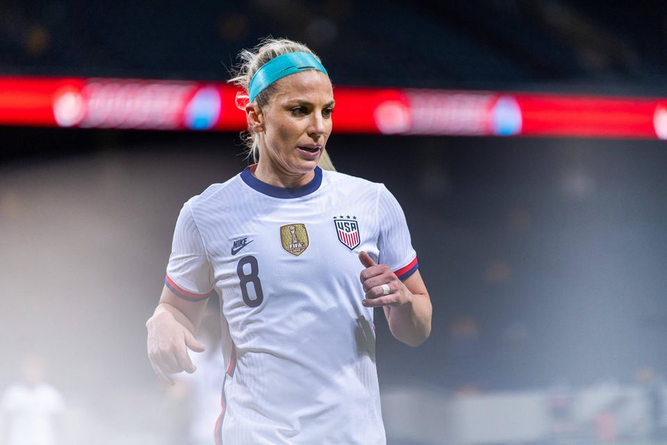Die US-Fußballnationalmannschaft errang im Mai 2022 einen historischen Sieg jenseits des Feldes. Die Spielerinnen setzten durch, dass der nationale Fußballverband ihnen dieselben Gehälter und Prämien zahlt wie den Männern. Zur Nationalelf gehört auch Julie Ertz. Die Spielerin von den Chicago Red Stars verdiente dort den Angaben zufolge zuletzt rund 430.000 Dollar jährlich.