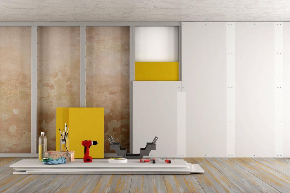 Renovierung eines alten Hauses mit Gipskarton und Dämmstoff