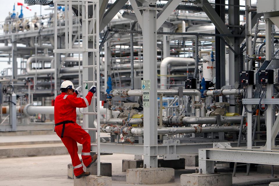 Auch Rumänien ist dank der im Schwarzen Meer entdeckten Vorkommen eine Ausnahme in Europa – wo anderswo Fördermengen stagnieren oder zurückgehen. Erst im Juni erklärte Ministerpräsident Nicolae Ciuca den Start der Gasförderung in Vadu für historisch. Die Vorkommen würden dazu beitragen, das Land in der Gasversorgung zu 90 Prozent autark zu machen. Entwickelt wird das Projekt von einem Unternehmen der Investmentfirma Carlyle International und der Osteuropabank (EBRD) in den Gasfeldern Ana und Doina. Eine 126 Kilometer lange Pipeline verbindet die Offshore-Plattform mit einer Gasaufbereitungsanlage an Land. In diesem Jahr wird eine Förderung von etwa 500 Millionen Kubikmeter erwartet, die Spitzenproduktion in den Folgejahren soll jährlich etwa eine Milliarde Kubikmeter erreichen.