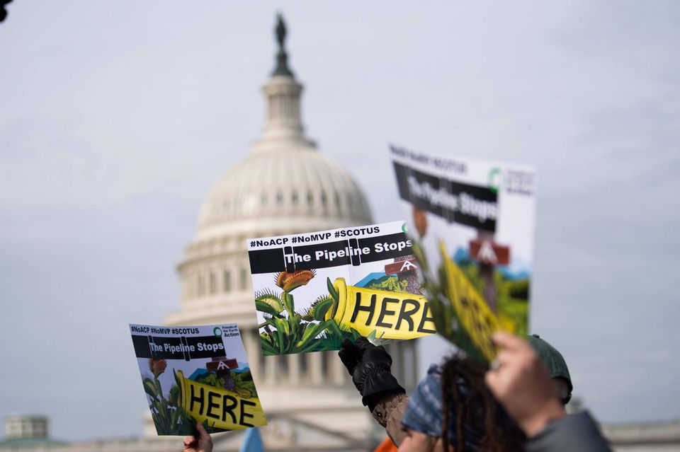 Proteste und ein jahrelanger Rechtsstreit haben den auf dem Höhepunkt der Schiefergasförderung geplanten Bau der Atlantic Coast Pipeline ausgebremst. Die Gasröhre von West Virginia nach North Carolina sollte mit einer Kapazität von 42 Millionen Kubikmeter pro Tag den Export von verflüssigtem Gas (LNG) von der Ostküste beflügeln. Dazu kam es nicht. Inzwischen fordert die US-Industrie wieder LNG-Terminals im Nordosten des Landes, zumal auch die EU langfristige Abnahmegarantien für LNG abgegeben hat, um unabhängig von Russland zu werden. 50 Milliarden Kubikmeter jährlich will Europa abnehmen. Exportkapazitäten zu erhöhen, ist langwierig und kostenintensiv. Die IEA sieht in den USA aber den Haupttreiber für die globale Produktionssteigerung: von einem erwarteten Plus von 85 Milliarden Kubikmeter 2021-25 werde Nordamerika (einschl. Kanada) über die Hälfte stellen. Die Mengenprognose 2025 liegt bei 1.055 Milliarden Kubikmeter.