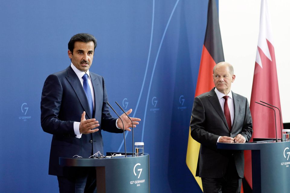 Erst war Wirtschaftsminister Robert Habeck am Golf vorstellig, dann empfing Bundeskanzler Olaf Scholz Emir Tamim bin Hamad al Thani in Berlin. Ihr gemeinsames Ziel: ein Deal mit Katar für die Lieferung von verflüssigtem Erdgas (LNG). Vorläufig gibt es eine Absichtserklärung für eine Energiepartnerschaft. Auch die Kooperation bei grünem Wasserstoff, der mit Strom aus erneuerbaren Quellen gewonnen wird, ist beabsichtigt. Das Emirat zeigt Ehrgeiz: Als erstes ausländisches Unternehmen beteiligt es neuerdings die französische TotalEnergies an einer Verflüssigungs- und Reinigungsanlage. Eine Erweiterung um vier solche Anlagen soll die Erdgasförderung und Exportkapazität bis 2027 um 60 Prozent steigern. Die IEA erwartet höhere Fördermengen auch am Feld Barzan, das QatarEnergy gemeinsam mit ExxonMobil ausbeutet.