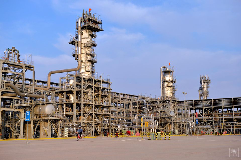 Als Region wird der Mittlere Osten seine Gasproduktion bis 2025 um zehn Prozent steigern, erwartet die IEA. Das Königreich Saudi-Arabien strebt an, durch Erschließung der Schiefergasvorkommen Jafurah zu einem international führenden Gasproduzenten aufzusteigen. Binnen zehn Jahren sollen in das Jafurah-Projekt 68 Mrd. Dollar investiert werden, darunter in die Anlagen von Hawiyah (im Bild) und Haradh. Ende 2021 gab der Energieriese Aramco bekannt, Aufträge im Wert von 10 Mrd. Dollar vergeben zu haben. Ein Auftragnehmer ist auch die China Petroleum Pipeline Engineering. Bereits 2025 sollen 5,7 Millionen Kubikmeter/Tag gefördert werden, meldet Germany Trade and Invest (GTAI), bis 2030 sei eine Verzehnfachung geplant. Auch die Nutzung zur Produktion von grauem oder blauem Wasserstoff ist geplant, aber weniger ambitioniert als in Katar.