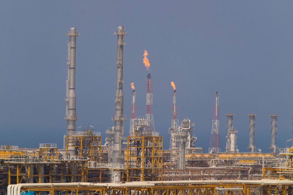 Das Gasfeld South Pars am Persischen Golf ist das größte der Welt und geteilt zwischen Iran und Katar. Die Islamische Republik beansprucht für sich die weltweit größten Erdgasvorkommen und eine Kapazität von einer Milliarde Kubikmeter pro Tag. Irans Gasausfuhren sind aber noch relativ gering. Dank zugesagter Auslandsinvestitionen – vor allem jüngst aus Moskau – soll die Förderung über den nächsten Achtjahresplan um 50 Prozent gesteigert werden. Branchenkenner erwarten in Übereinstimmung mit den Prognosen der IEA in South Pars bis 2025 mehrere Projekte zur Verarbeitung und Lagerung von Erdgas. Der russische Konzern Gazprom hat mit dem Regime in Teheran vereinbart, auch das Gasfeld North Pars weiterzuentwickeln. Nach einer Lockerung der US-Sanktionen könnten theoretisch auch westliche Partner den Ausbau von Förderkapazitäten beschleunigen und Jahrzehnte alte Pläne zum Aufbau von LNG-Exportkapazitäten wiederbeleben.