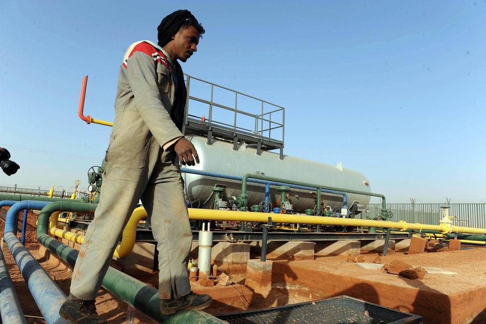 Afrika Auf dem Nachbarkontinent liegt für die Versorgung Europas mit Erdgas der nahe Norden nahe – vor allem das Förderland Algerien. Doch die Märkte dort flachen ab, befindet die IEA. Auch im Hoffnungsmarkt Algerien. In Afrika insgesamt ist der IEA zufolge bis 2025 ein weit geringeres Förderwachstum absehbar als noch vor der Corona-Pandemie: um jährlich durchschnittlich 2,7 Prozent auf insgesamt 290 Milliarden Kubikmeter 2025. Das bescheidene Wachstum werde sich zu etwa gleichen Teilen auf den Binnenkonsum und den Export verteilen. Die IEA empfiehlt dem Kontinent, für seine Versorgung auf erneuerbare Energien zu setzen. Mit Investitionen von 25 Mrd. Dollar pro Jahr könne so jeder Afrikaner bis Ende des Jahrzehnts Zugang zu Strom haben – soviel wie die Baukosten eines LNG-Terminals pro Jahr. Wohl könnte der Kontinent aus rund 5.000 Milliarden Kubikmeter bekannten, aber noch nicht entwickelten Gasvorkommen bis 2030 zusätzliche 90 Milliarden Kubikmeter jährlich fördern – er sollte es jedoch vorwiegend für die heimische Herstellung von Düngemitteln, Stahl, Zement und für die Meerwasserentsalzung verwenden.