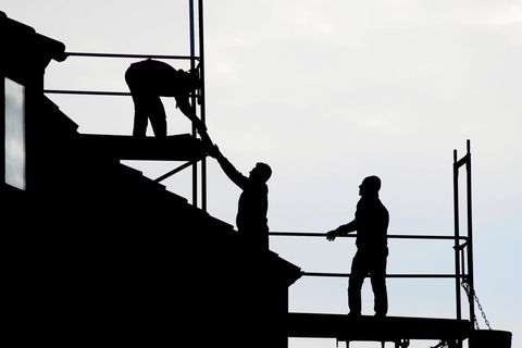 Arbeiter bei der Reparatur eines Daches