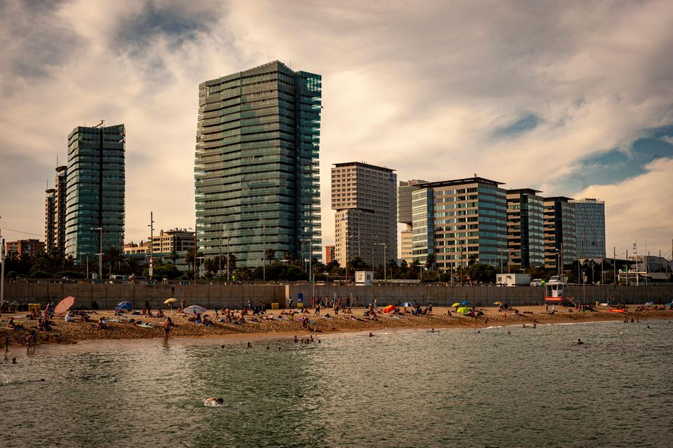 Auch Spanienurlauber müssen beim Autofahren mit hohen Kosten rechnen. 2,026 Euro je Liter Benzin bedeutete im Aral-Ranking in der EU Platz acht. Der Preis mit Steuern belief sich auf 1,202 Euro.