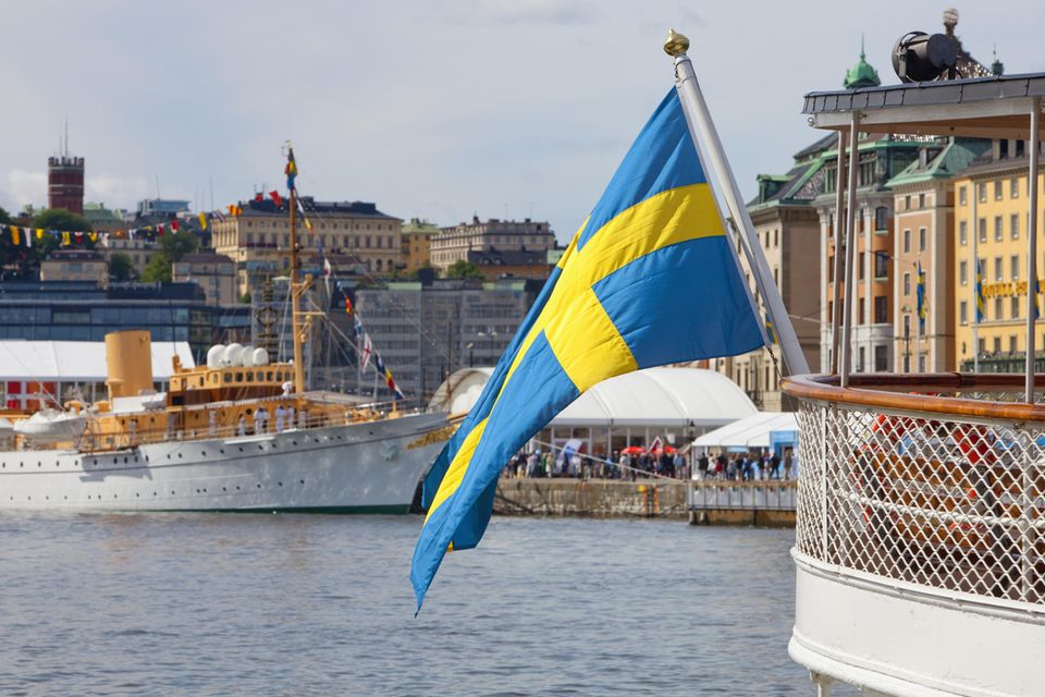 #4 Schweden Schweden kam mit 2,119 Euro auf Platz vier der EU-Länder mit den höchsten Benzinkosten. Ohne Steuern hätten Verbraucher im Schnitt 1,226 Euro gezahlt.