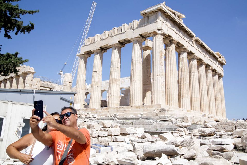 Der griechische Staat schlägt fast hundert Prozent Steuern auf den Benzinpreis auf. Er lag den Angaben zufolge mit 2,279 Euro (vor Steuern: 1,123 Euro) EU-weit auf Platz zwei.