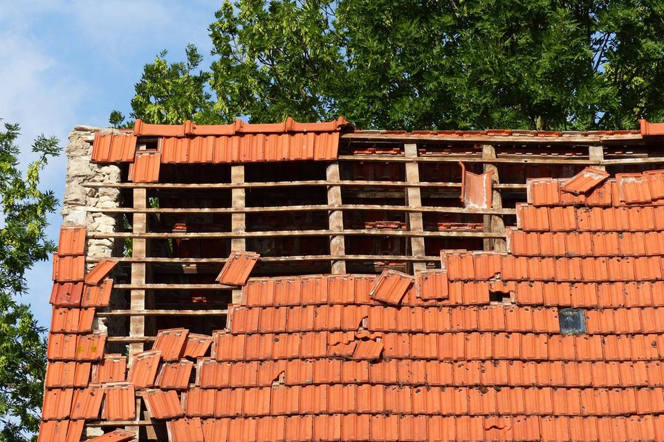Zerstörtes Dach nach Sturm Zerstörtes Dach nach Sturm