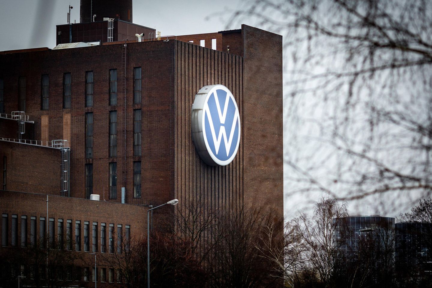 Ein VW-Fabrikgebäude in Wolfsburg